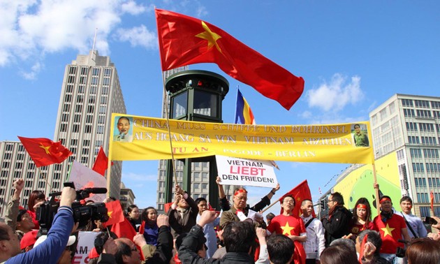 Komunitas orang Vietnam di seluruh dunia terus menyatakan kegusaran terhadap tindakan-tindakan pelanggaran Tiongkok terhadap kedaulatan laut Vietnam