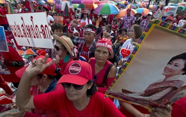Tentara Thailand membebaskan para pemimpin “Kaos Merah”