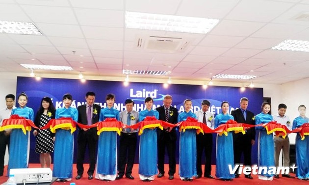 Badan usaha Inggris resmi memproduksi suku cadang elektronik di Vietnam