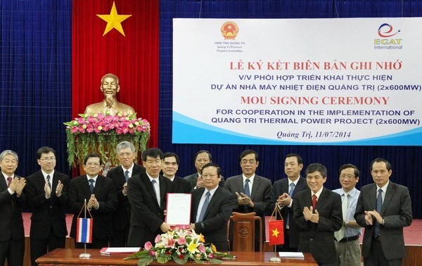 Menandatangani permufakatan kerjasama Proyek Pabrik Termolistrik Quang Tri