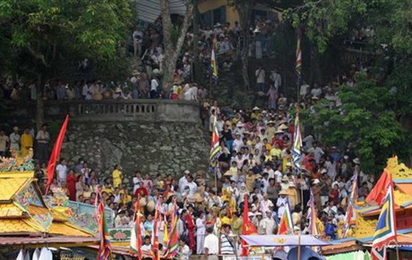 Banyak wisatawan menghadiri festival tradisional di Istana Hon Chen
