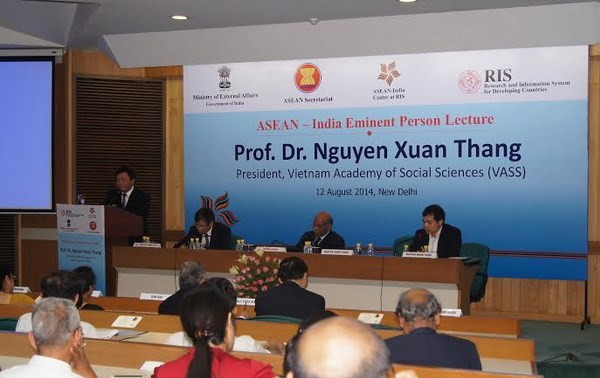 Wakil Vietnam mempresentasikan tentang tertib ekonomi Asia di India