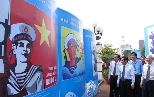 Pameran lukisan agitasi “Bersatu padu untuk membela dan membangun Tanah Air Vietnam”