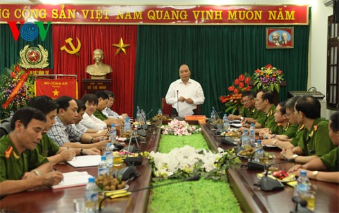 Deputi PM Nguyen Xuan Phuc menyampaikan ucapan selamat sehubungan dengan peringatan ultah ke-69 Hari Tradisional Keamanan Publik Vietnam