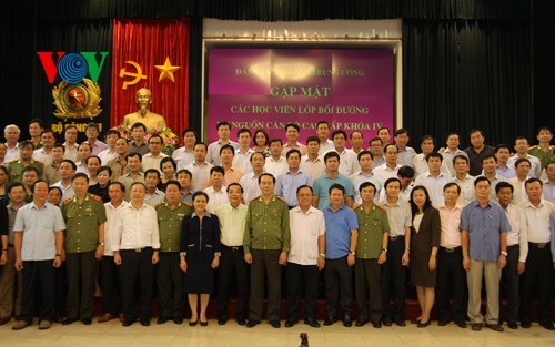 Menteri Keamanan Publik Vietnam melakukan pertemuan dengan para pejabat penerus senior