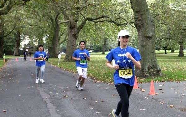 Para intelektual muda Vietnam mengadakan lomba lari amal di Inggris