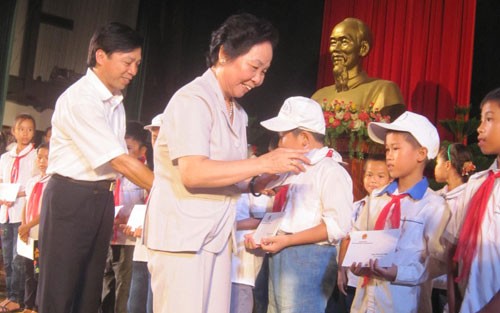 Wakil Presiden Vietnam, Nguyen Thi Doan menyampaikan beasiswa kepada para pelajar miskin provinsi Nam Dinh