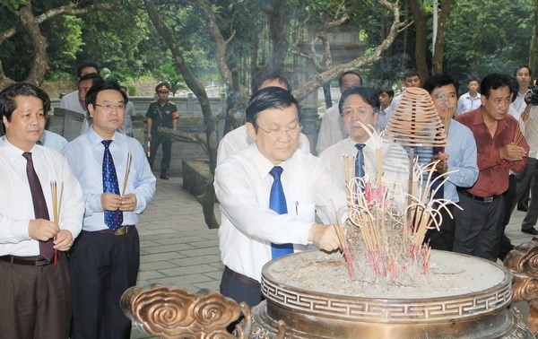 Acara peringatan ultah ke-60 Hari Presiden Ho Chi Minh mengunjungi Kuil Raja Hung