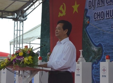 PM Vietnam, Nguyen Tan Dung menghadiri acara peresmian proyek pemasokan listrik dari jaringan listrik nasional ke pulau Ly Son (Quang Ngai)