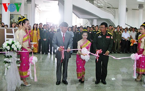 Kementerian Pertahanan Laos memperingati ultah ke-65 Hari tradisional prajurit sukarela Vietnam membantu Laos