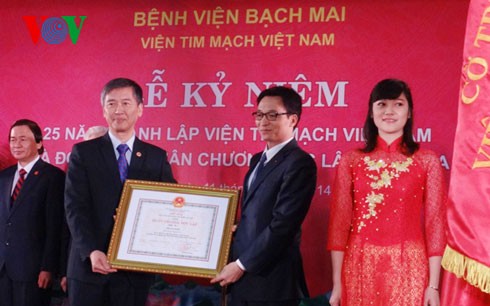 Memperingati ultah ke-25 pembentukan Institut Kardiovaskuler Vietnam
