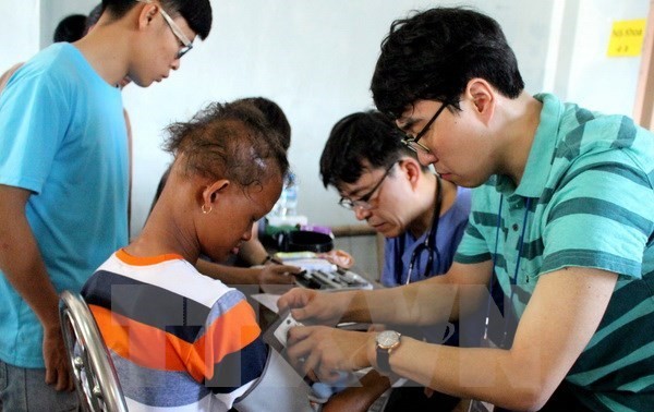 Rumah Sakit Asan Seoul, Republik Korea memeriksaan dan memberikan pengobatan sukarela kepada orang miskin di provinsi Hung Yen