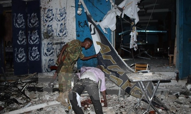 Somalia: kaum pembangkang al-Shabaab menembak peluru meriam pada Residensi Presiden