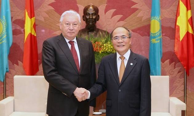 Ketua MN Vietnam, Nguyen Sinh Hung menyambut dan melakukan pembicaraan dengan Ketua Majelis Rendah Kazakhstan