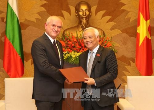 Wakil Ketua MN Vietnam, Uong Chu Luu menerima Wakil Ketua Dewan Nasional Palestina dan Wakil Ketua Parlemen Bulgaria