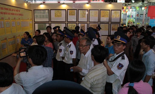 Kira-kira 300 ribu pengunjung pada pesta buku dan pameran bahan dokumen tentang kepulauan Hoang Sa dan Truong Sa