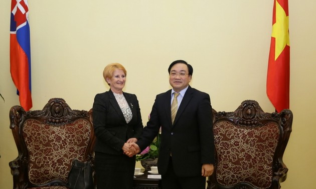 Deputi PM Vietnam, Hoang Trung Hai menerima delegasi Parlemen Slovakia