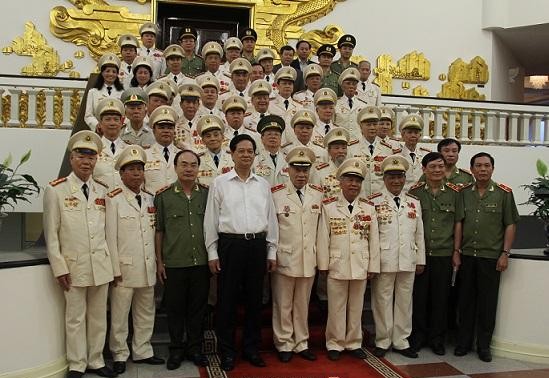 PM Nguyen Tan Dung menerima Badan hubungan kader polisi untuk memberikan bantuan kepada medan perang Vietnam Selatan