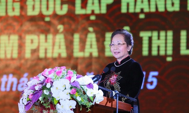 Kota Cam Pha, provinsi Quang Ninh menerima Bintang Kemerdekaan kelas I dan pengakuan sebagai kota kelas II