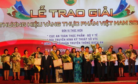 Deputi PM Vietnam, Nguyen Xuan Phuc memberikan hadiah “Brand emas bahan makanan Vietnam”