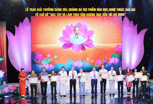 Menyampaikan hadiah kepada karya-karya sastra, kesenian dan jurnalistik tentang tema “Belajar dan bertindak sesuai dengan keteladanan moral Ho Chi Minh"