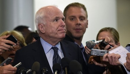 Presiden Ukraina mengangkat Senator AS, John McCain menjadi penasehat