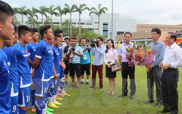  Kedutaan Besar Vietnam di Singapura menyemangati para pemain sepak bola U-23 Vietnam