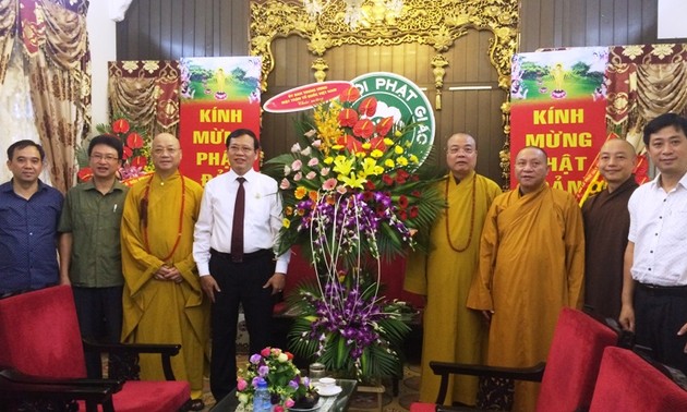 Pimpinan Front Tanah Air Vietnam mengucapkan selamat Hari Waisak kepada Sangha Buddha Vietnam