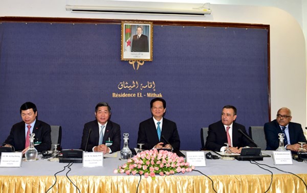PM Vietnam, Nguyen Tan Dung melakukan dialog dengan badan-badan usaha Vietnam dan Aljazair