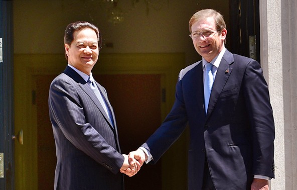 PM Nguyen Tan Dung melakukan pembicaraan dengan PM Portugal, Pedro Passos Coelho