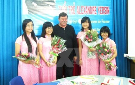 Memberikan “Hadiah Remaja – Alexandre Yersin” kepada mahasiswa Vietnam