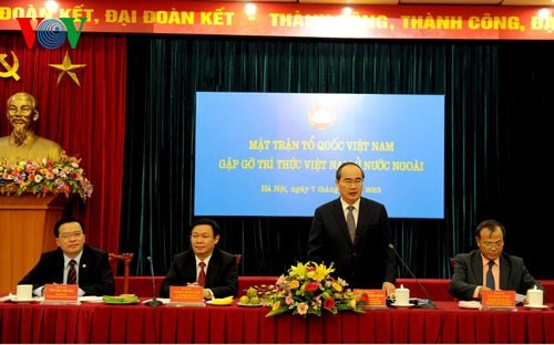 Mengimbau kepada jajaran intelektual diaspora Vietnam supaya memberikan sumbangan pada perkembangan sosial-ekonomi Tanah Air