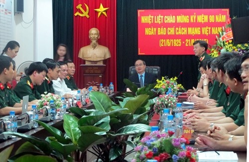Ketua Front Tanah Air Vietnam mengunjungi para jurnalis dalam angkatan bersenjata rakyat