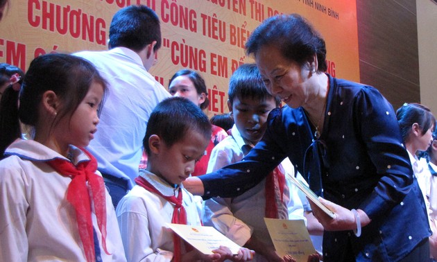 75.000 beasiswa diberikan kepada anak-anak di 63 provinsi dan kota di Vietnam