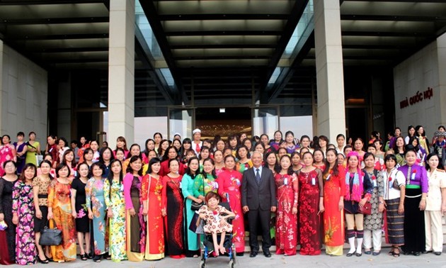 Melakukan pertemuan dengan delegasi peserta Kongres kompetisi patriotik dari Federasi Wanita Vietnam
