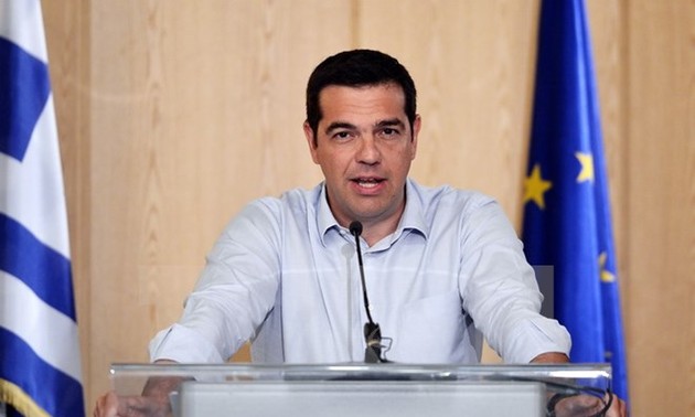 Parlemen Yunani mengesahkan permufakatan untuk menerima paket talangan internasional senilai 85 miliar Euro