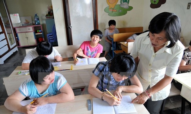 Dunia membantu provinsi Quang Ngai membina pola pendidikan untuk anak-anak penyandang cacad