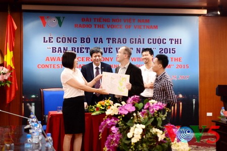 VOV menyampaikan hadiah sayembara “Apa yang Anda ketahui tentang Vietnam tahun 2015”