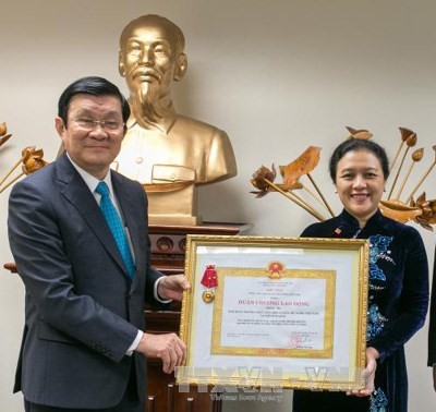 Presiden Vietnam, Truong Tan Sang menyampaikan bintang jasa kerja kepada Perwakilan Tetap Vietnam di PBB