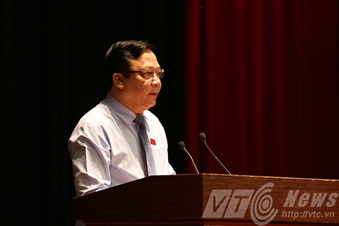 Wakil Ketua MN Vietnam, Huynh Ngoc Son melakukan kontak dengan para pemilih kota Da Nang