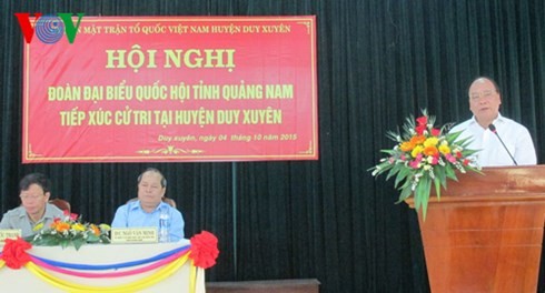 Deputi PM Vietnam, Nguyen Xuan Phuc melakukan kontak dengan para pemilih kabupaten Duy Xuyen, provinsi Quang Nam