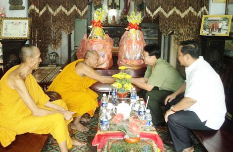 Badan Pengarahan daerah Nam Bo Barat mengunjungi biksu-biksuni dan keluarga orang Khmer yang mendapatkan kebijakan prioritas 