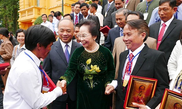 Wakil Presiden Vietnam, Nguyen Thi Doan menerima rombongan petani Vietnam yang tipikal