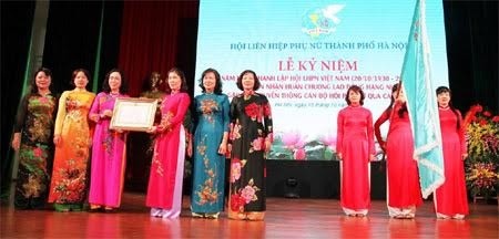  Federasi Wanita kota Hanoi menerima Bintang Jasa Kerja kelas I