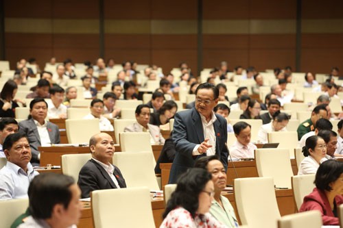 Para pemilih menyetujui rencana pengembangan sosial – ekonomi tahun 2016 yang diesahkan MN Vietnam