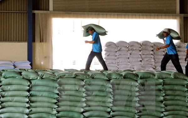 Kapal yang mengangkut 50.000 ton beras dari Vietnam dan Thailand akan berlabuh di Indonesia pada awal tahun 2016
