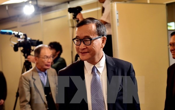  Mahkamah Kamboja memanggil pemimpin oposisi  Sam Rainsy