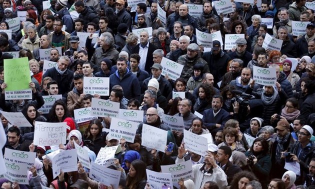 Komunitas Muslim di Italia melakukan demonstrasi untuk melawan terorisme.