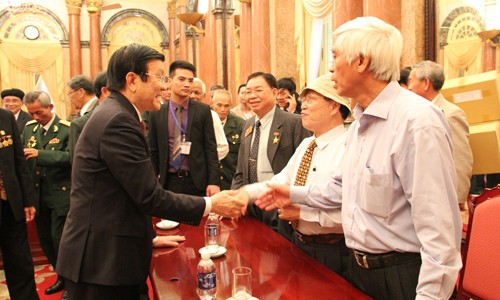 Presiden Vietnam, Truong Tan Sang melakukan pertemuan dengan para mantan pejuang revolusioner yang ditangkap oleh musuh