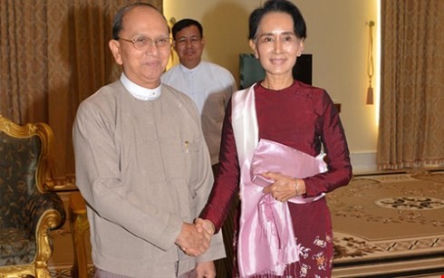 Presiden dan Panglima Angkatan Bersenjata Myanmar melakukan perbahasan dengan Ibu Aung San Suu Kyi tentang serah-terima kekuasaan